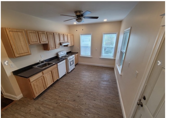 Building Photo - 175 River St