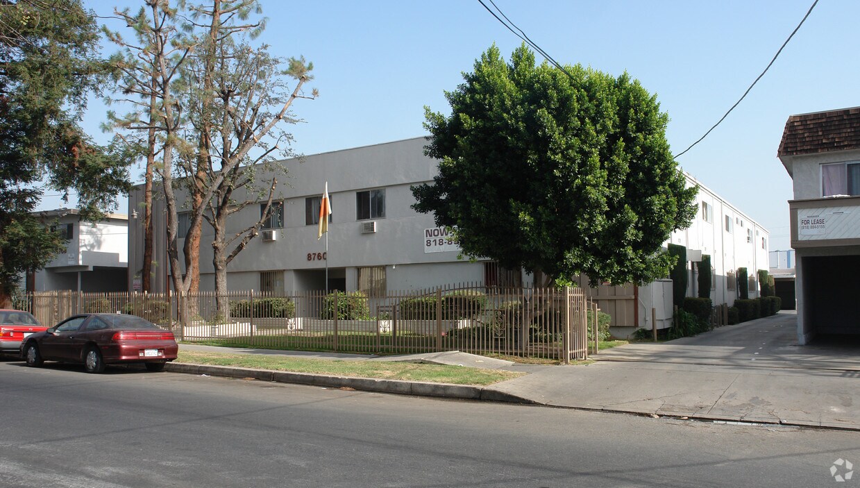Foto principal - 8760 Tobias Ave