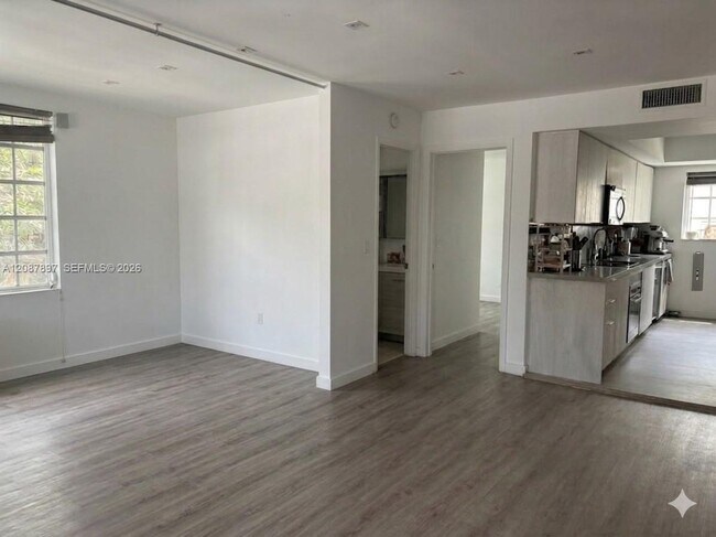 Building Photo - 932 7th St