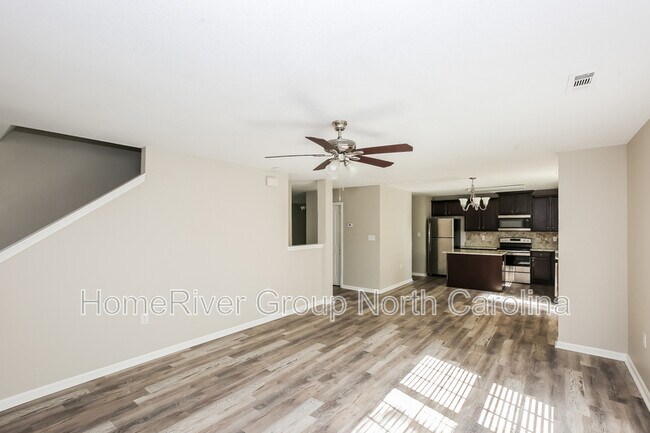 Foto del edificio - 318 Lind Point Ln