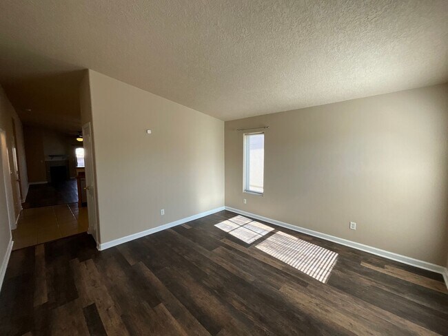 Building Photo - 3 Bedroom Single Story Home Available in C...