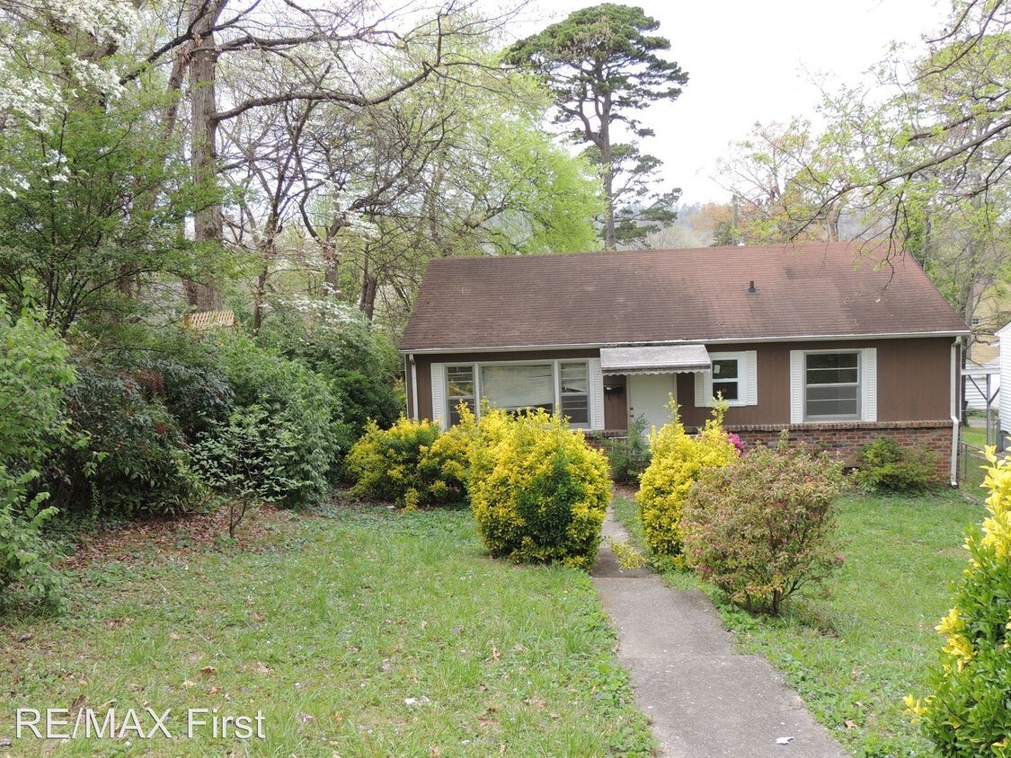 Foto principal - 3 br, 1 bath House - 1015 E Oak Hill Ave