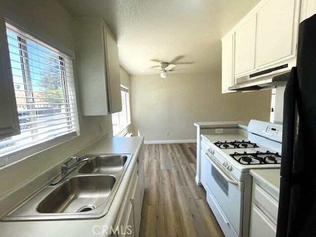 Foto del edificio - 14817 Sylvan St