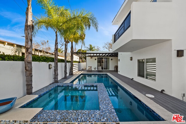 Building Photo - 355 S Sycamore Ave