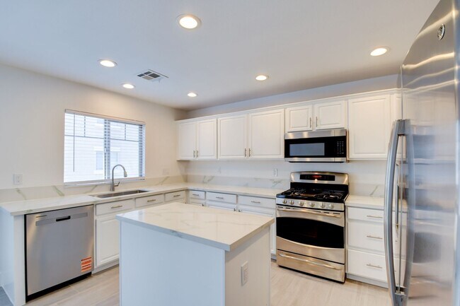 Foto del edificio - Spacious 3-Bed Green Valley Townhome with Modern Kitchen – 89074