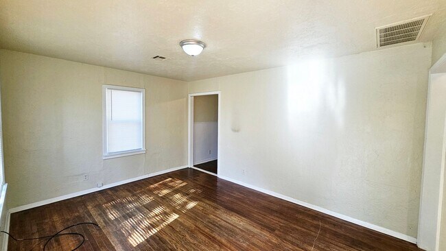 Building Photo - Remodeled Home in NW OKC
