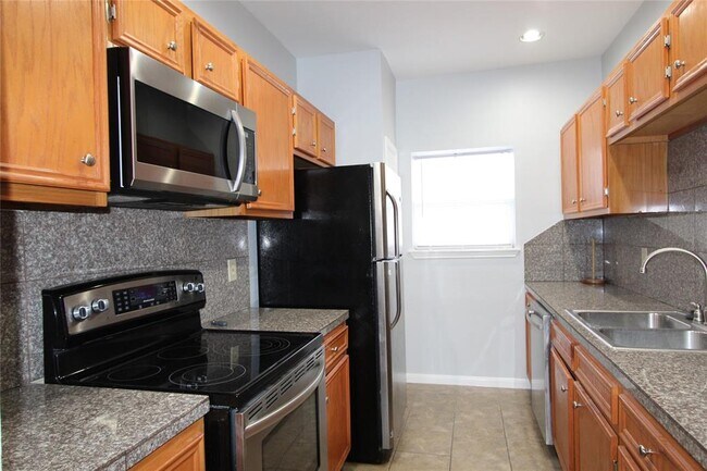 Building Photo - 3002 Holly Hall St