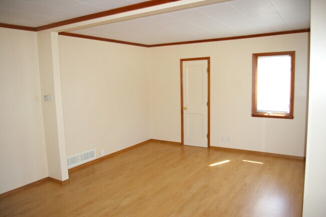 Living Room - 1424 Waukechon Rd