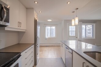 Building Photo - 1525 Av. Victoria