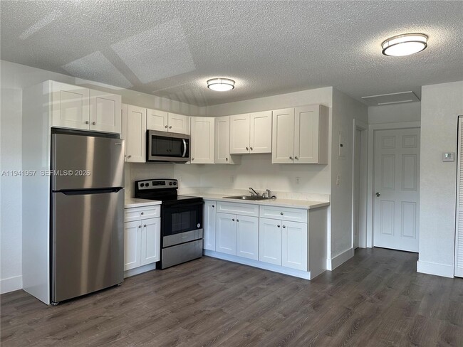 Building Photo - 3660 NE 11th Ave