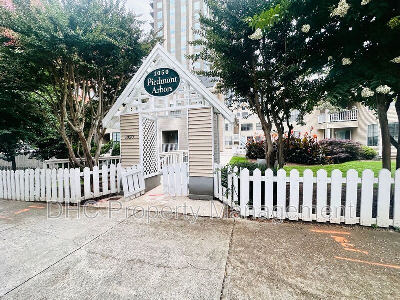 Foto principal - 1050 Piedmont Ave NE