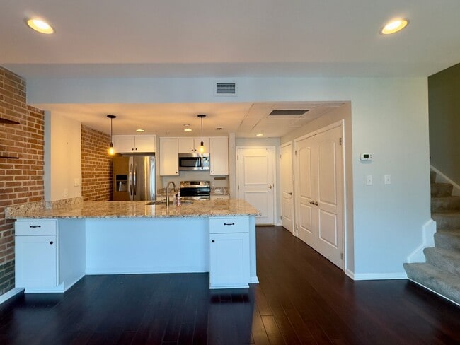 Building Photo - Charming 2Bed/2Bath Waterfront Apartment i...