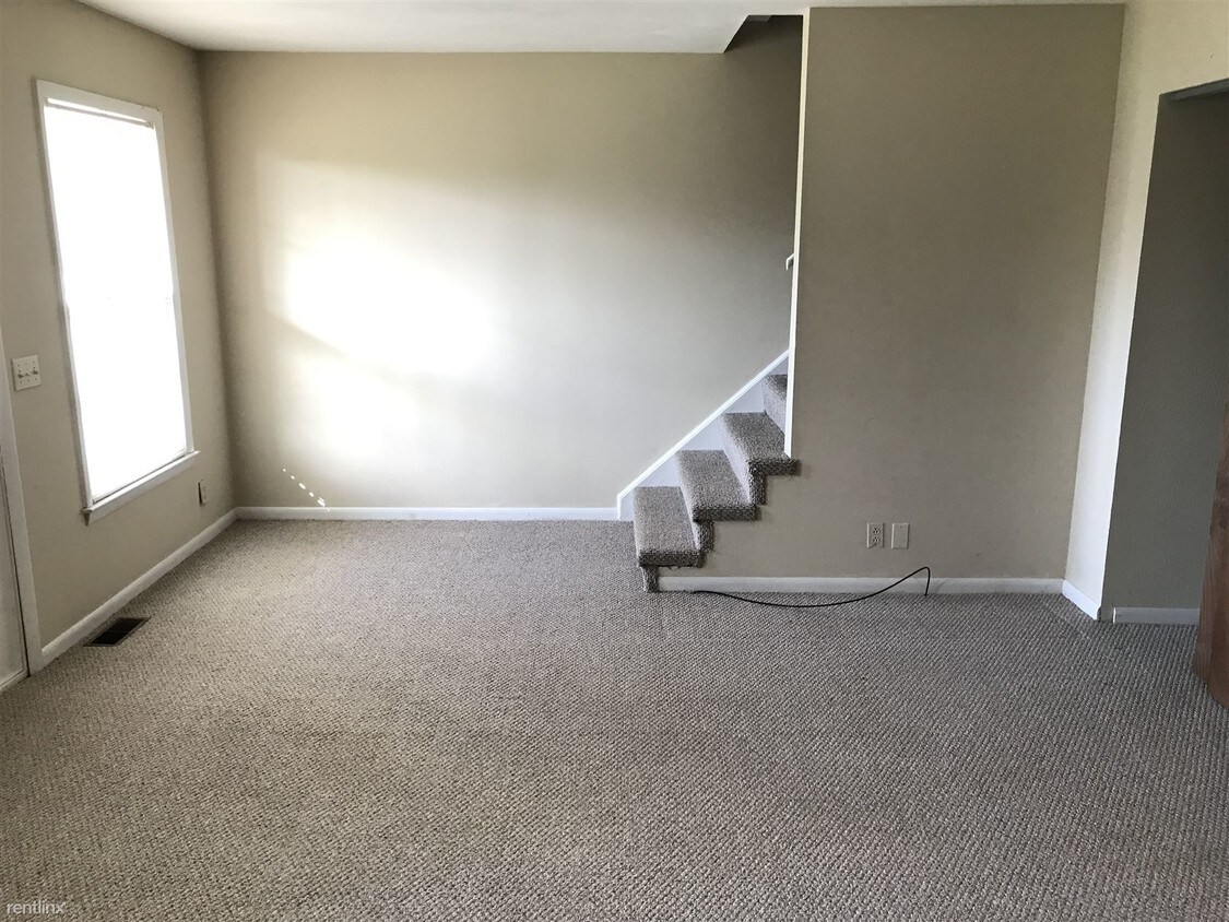 Building Photo - 3 br, 1.5 bath Triplex - 1024 Columbus Cir N