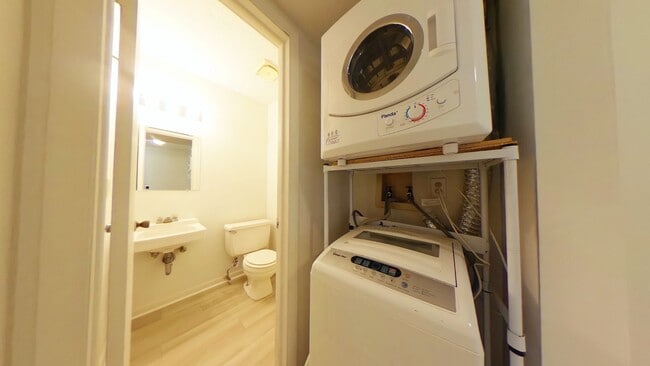 Foto del edificio - 3 Bedroom Town Home Near Mary Immaculate For Rent