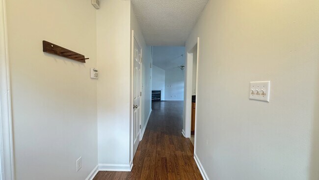 Foto del edificio - 6020 Newhall Rd