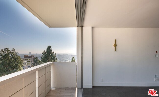 Foto del edificio - 8787 Shoreham Dr