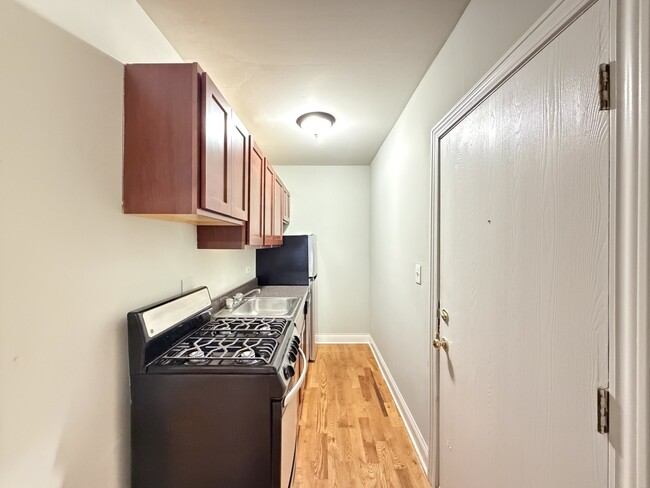 Building Photo - 850 W Cornelia Ave
