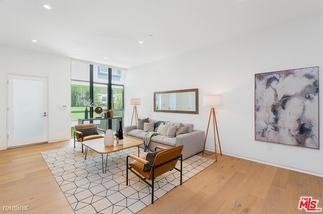 Building Photo - 2 br, 2 bath Condo - 825 N Kings Rd Apt 9