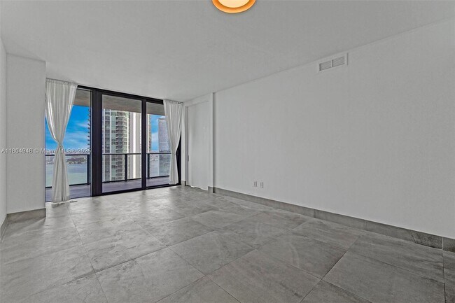 Foto del edificio - 650 NE 32nd St