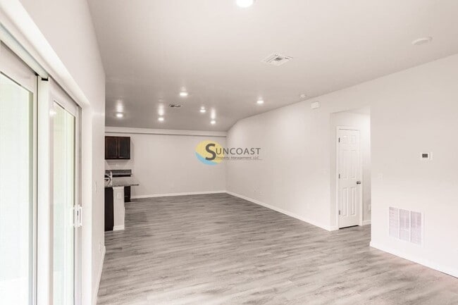 Building Photo - 3851 Hollycrest St