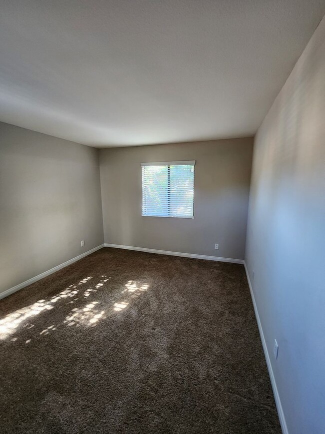 Building Photo - 1 Bedroom Upper Unit In Rancho San Diego