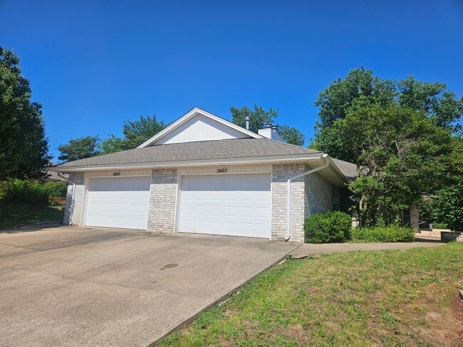 Building Photo - (3) Bed/(2) Bath Duplex Avail NOW!