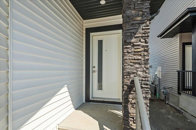 Photo du bâtiment - 1812 155 Ave NW