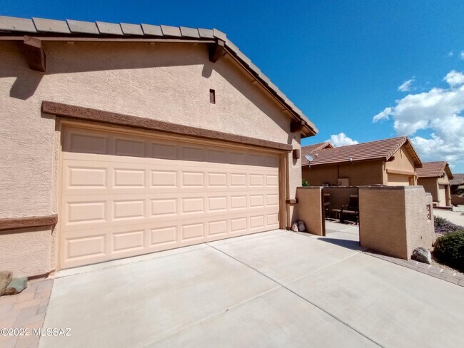 Building Photo - 1074 W Pastora Peak Dr
