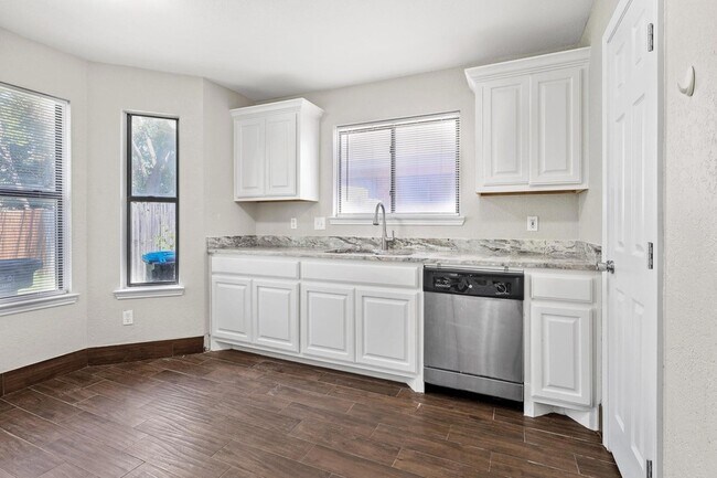Building Photo - 2516 Woodlark Dr
