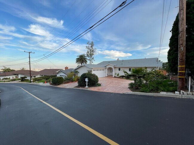 Foto del edificio - Tranquil Home in the Hills of Rancho Palos Verdes Overlooking the Los Angeles Harbor