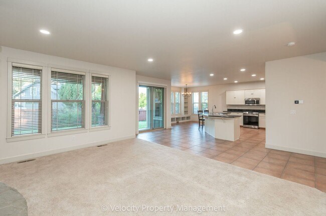 Building Photo - Beautiful NW Bend Home!