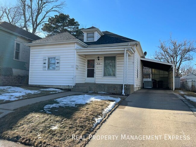 Building Photo - 3 Bed 1.5 Bath Near Downtown Sioux Falls!