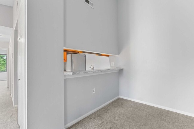 Building Photo - Charming Top Floor Condo with Pool View!!