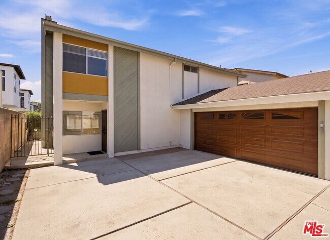 Building Photo - 2214 Dufour Ave