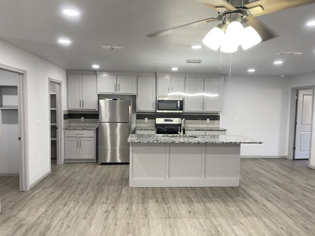 Building Photo - Spacious Home on a quiet cul-de-sac street