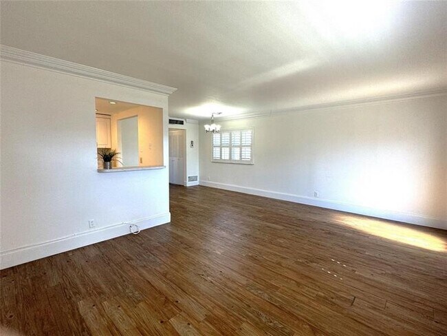 Building Photo - 526 Saxony Dr