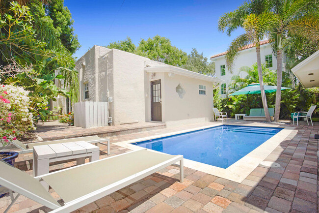 Foto del edificio - 834 Upland Rd