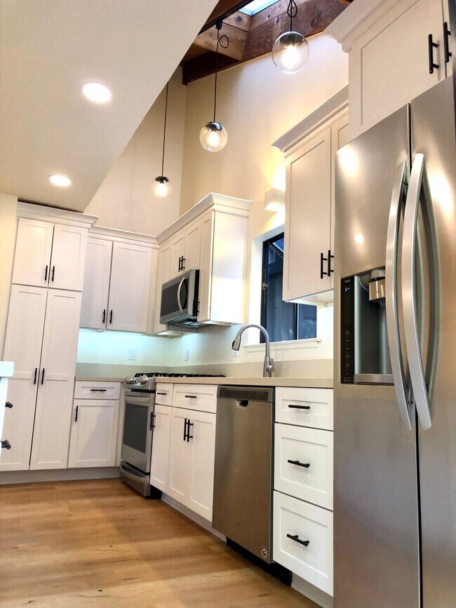 Building Photo - 5925 Sarah Ct