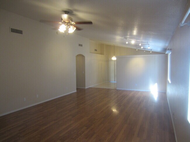 Foto del edificio - 4 Bedrooms & 2 Baths with Big Back Yard an...