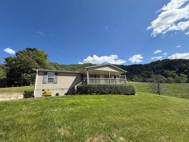 Foto del edificio - Mountain Views on Beautiful Farm Land