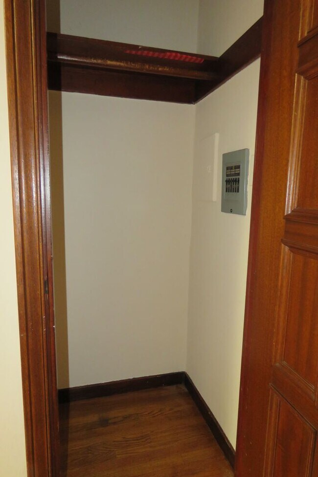 Building Photo - 106A