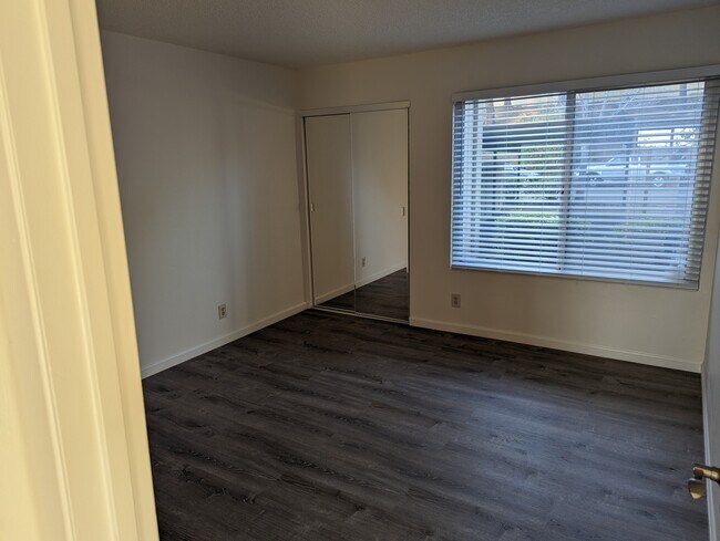 Building Photo - 355 Parkview Ter