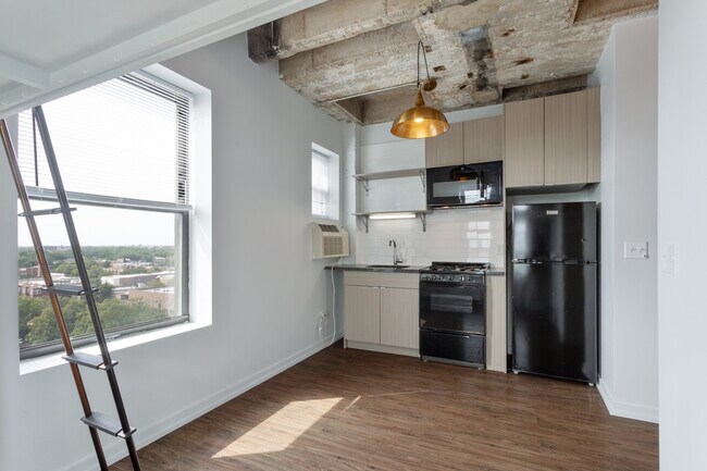 Building Photo - 1325 W Wilson Ave