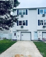 Building Photo - 39 Larch St