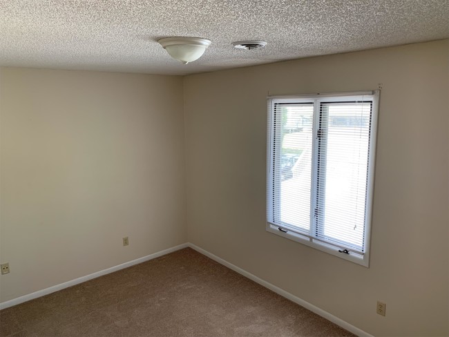 Building Photo - 2361 Hendersonville Rd