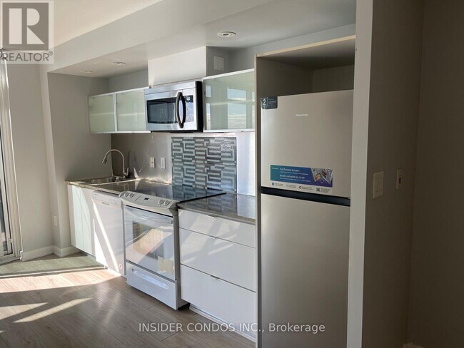 Photo du bâtiment - 705-4k Spadina Ave.