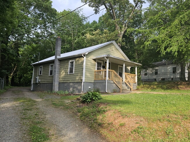 Building Photo - Charming 2-Bedroom Home Near Downtown Linc...