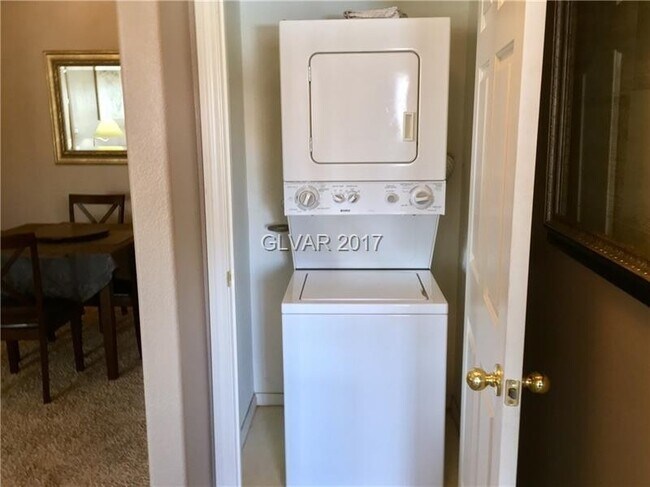 Building Photo - Stephanie St. 2725