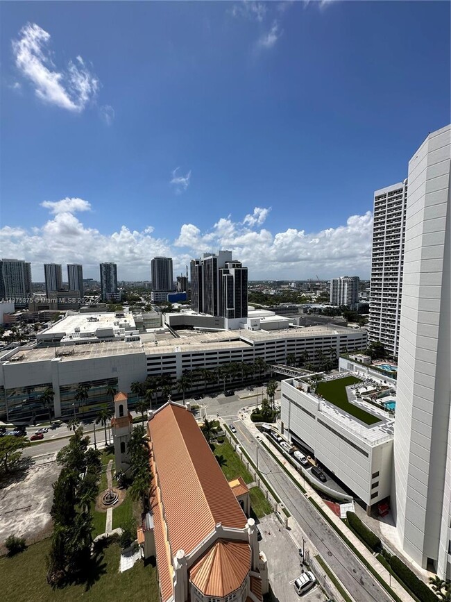 Foto del edificio - 555 NE 15th St