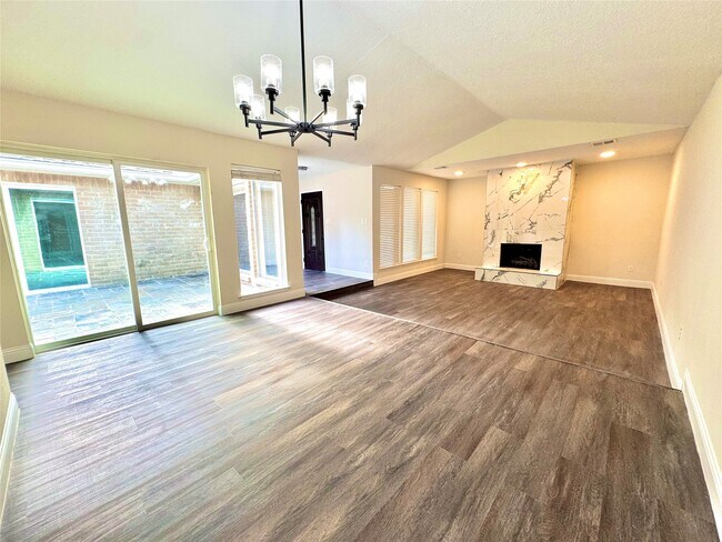 Foto del edificio - 14307 Piping Rock Ln